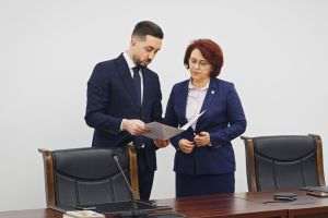Prefectul judeţului Buzău, Liliana Sbîrnea, alături de noul subprefect, Constantin Cristea